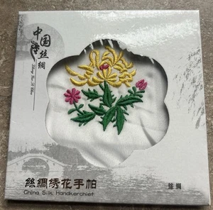 NEU Authentisches chinesisches Seidentaschentuch ~ Neu mit Etikett 9,5" weiß bestickt Blumen - Bild 1 von 4
