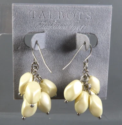 Nuevos PENDIENTES COLGANTES TALBOTS Crema Imitación Barroca Perlas TONO PLATA Racimo Cuentas Foto 1 de 3