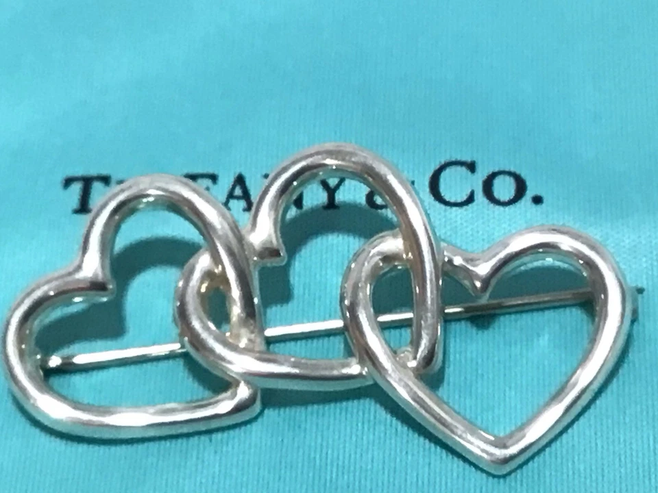 Broche/bolsa de proteção TIFFANY & Co. prata esterlina 0,925 “TRÊS CORAÇÕES” - Imagem 1 de 4