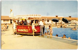 Fresno Hacienda "BARMOBILE" Piscina CA Roadside c1950s Postal De Colección - Imagen 1 de 2
