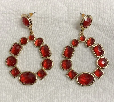 Pop of Red Statement 2 3/4 英寸长圆形吊坠耳环 — 第 1/3 张图片