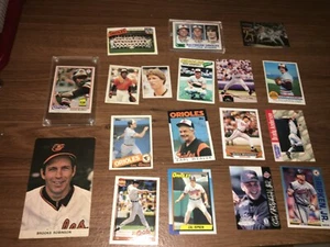 LOTE DE ESTAMPILLAS/PEGATINAS Y POSTALES FIRMADAS DE TARJETAS BALT ORIOLES, novatos Ripken Murray - Imagen 1 de 8