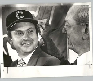 Foto de prensa vintage del gerente de béisbol de los indios Cleveland Mike Ferraro 1983 - Imagen 1 de 2