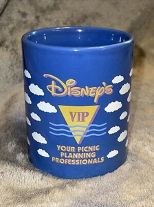 Taza Disney VIP Your Picnic Planning Professionals Azul con Nubes - Imagen 1 de 6