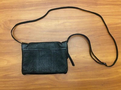 Bandolera Day & Mood de cuero granulado negro estilo nombre avellana Foto 1 de 4