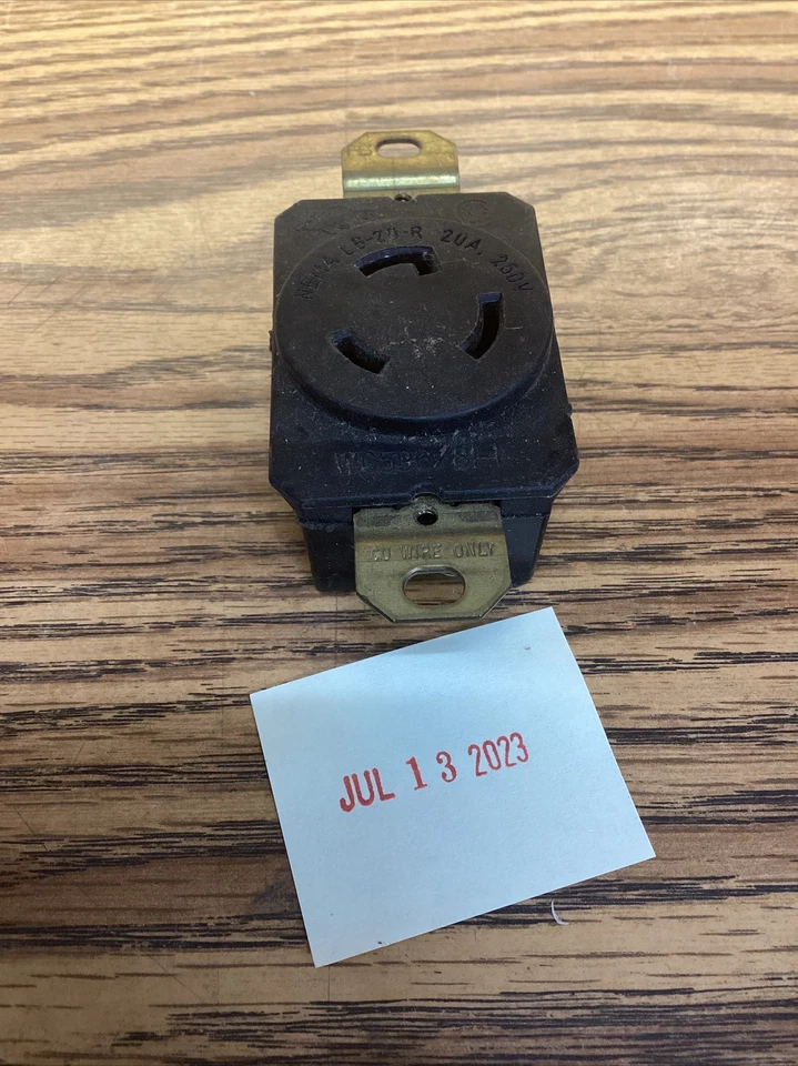 Legrand WC596/81-1 L620R Turnlock Single Receptacle 20A 250VAC 2 Poles 3 Wires - Image 1 of 4