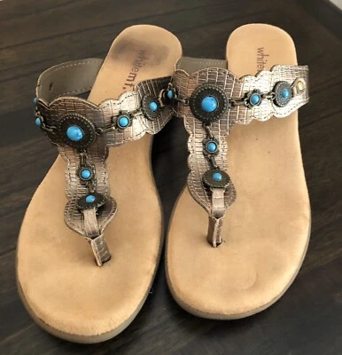 SANDÁLIAS DE MONTANHA BRANCAS SUPER FOFAS COM TACHAS TURQUESA TAMANHO 8,5 - USADAS UMA VEZ - Imagem 1 de 4