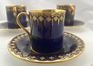 ANTIGUA TAZA DEMITASSE DE COBALTO AZUL DORADO CON JOYAS DE COALPORT + PLATILLO PINTADO A MANO EN MUY BUENA CONDICIÓN - Imagen 1 de 9