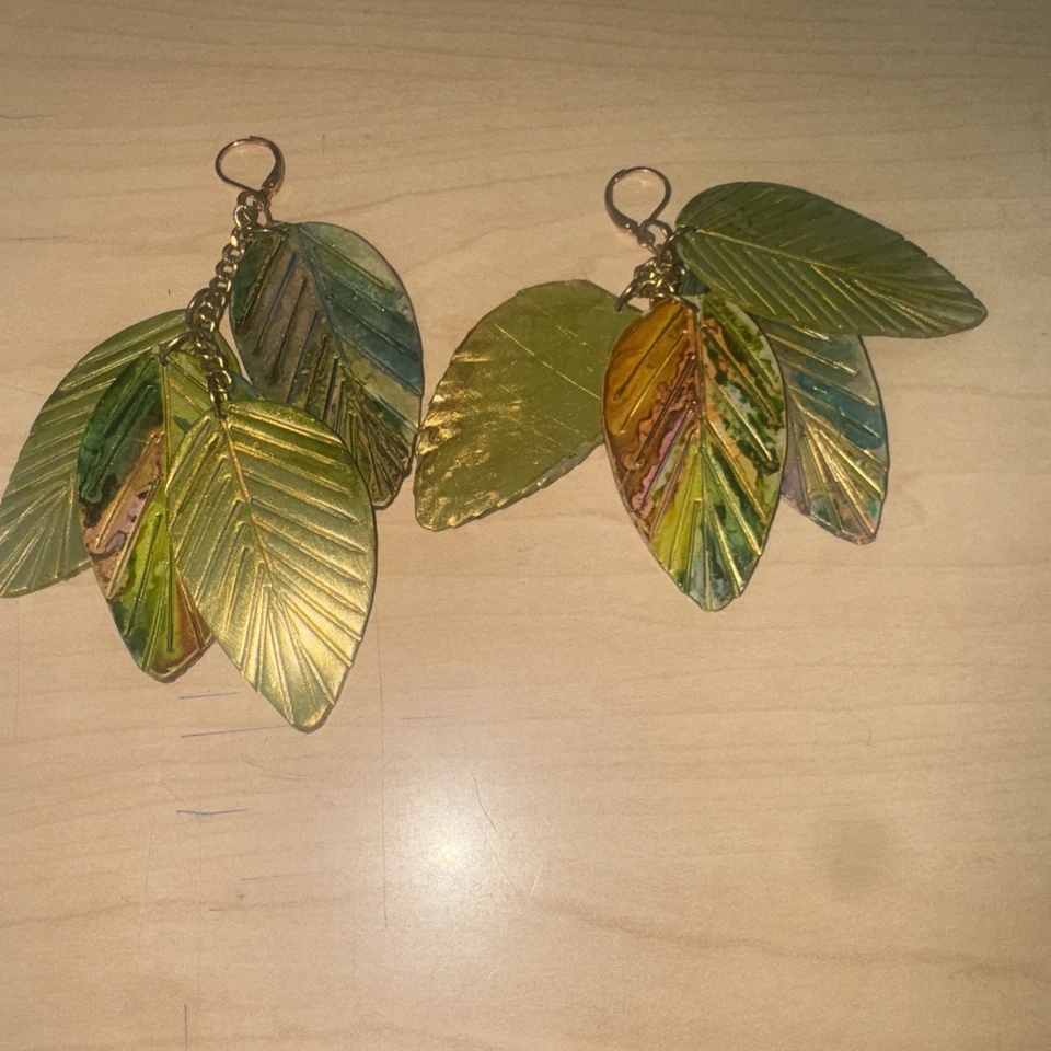 Pendientes colgantes de cuatro hojas de cuero metálicos pintados a mano Foto 1 de 3