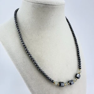 "Collar vintage de 18"" hecho a mano con cuentas de hematita gris jadeíta verde tono dorado" - Imagen 1 de 5