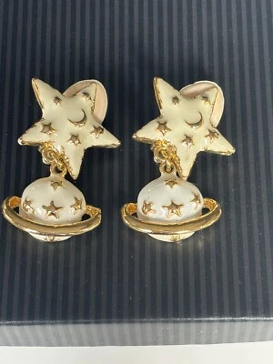 Pendientes colgantes Celestial Planet Star Novedad Años 90 Esmalte Blanco Tono Dorado Clip On Foto 1 de 4
