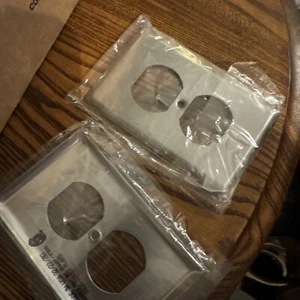 NEW Hubbell Wiring 1-Gang Duplex Wall Plate 302/304 Stainless Steel SS8 - Picture 1 of 2