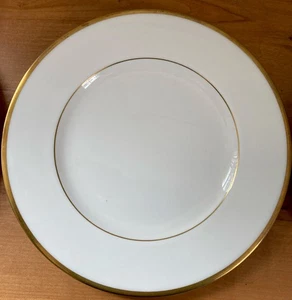 (3) Platos de almuerzo WEDGWOOD “California” Bone China 9” crema con borde dorado Inglaterra - Imagen 1 de 8