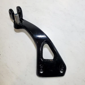 2018-2023 Harley Street Bob/Low Rider Brake Side Foot Peg Pedal Mount Right Side - Foto 1 di 9