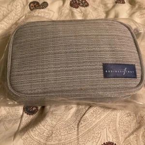 United Airlines Business First Cowshed Amenity Kit viele Goodies versiegelt - Bild 1 von 4