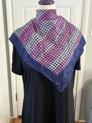 una bufanda cuadrada de seda con un rosa, blanco y azul marino  Foto 1 de 4