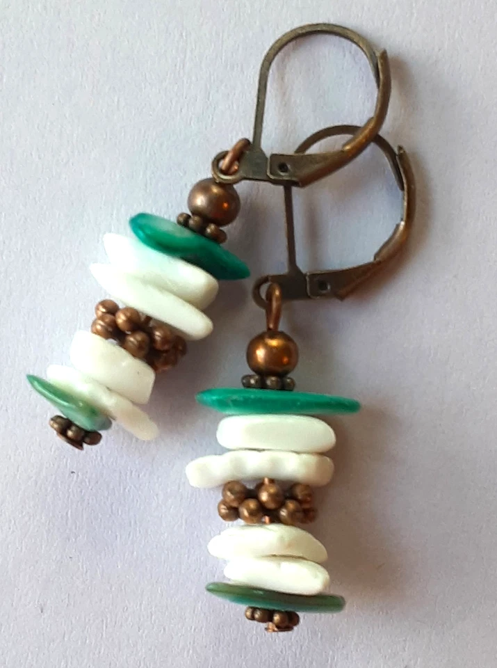 Pendiente AQUA WHITE CLAMSHELL CHIPS COBRE PALANCA artesanal XX Foto 1 de 3