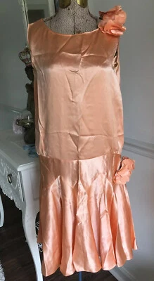 Antiguo vestido de satén de seda melocotón de los años 20 con coqueto dobladillo sesgado flores de cóctel Foto 1 de 4
