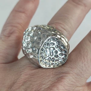grande anello a cupola argento martellato- designer cocktail ring - Picture 1 of 8