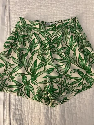 Pantalones Cortos Zara Patrón Hoja Verde XS Foto 1 de 4