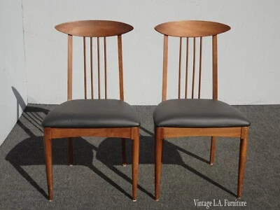 Par de sillas danesas modernas de mediados de siglo con respaldo de listones de nogal con asientos negros Foto 1 de 4