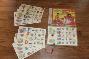 SESAME STREET LIGHT & LEARN Quiz Game Milton Bradley 4734 Vintage Preschool 1977 - Picture 1 of 3