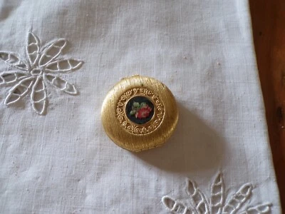Ancien poudrier en laiton doré avec couvercle brodé d'une rose - Photo 1/4