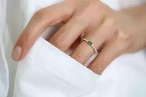 Natürlicher Smaragd Und Diamanten Edelstein Damen Ewigkeit Ehering 10k Gelbgold - Bild 1 von 4