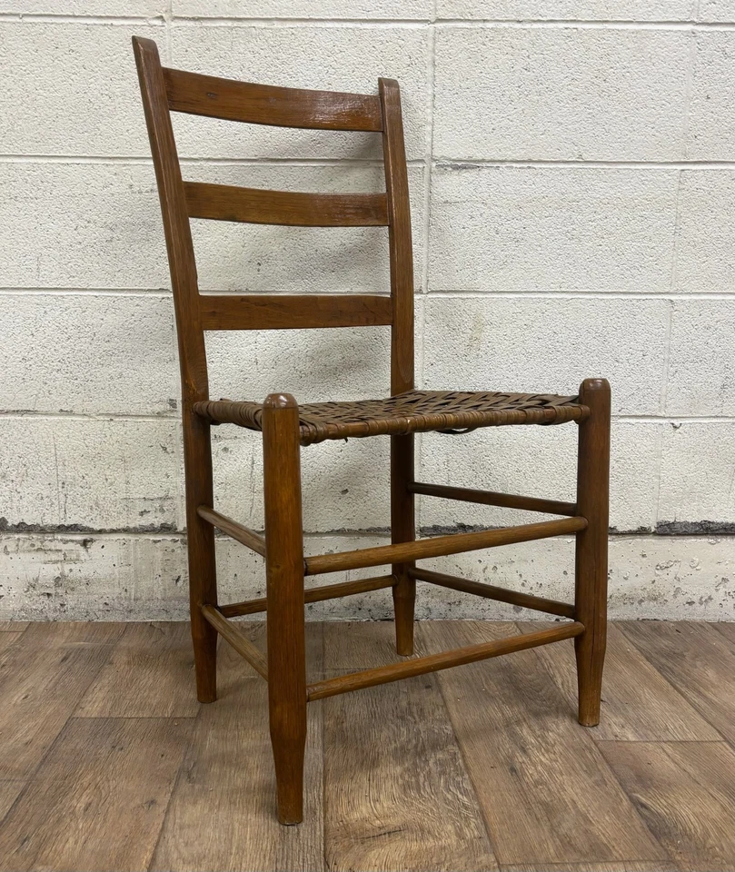 Silla antigua estilo coctelera con respaldo de husillo de arce respaldo de escalera tejida asiento raspado Foto 1 de 4