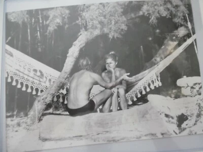 Foto de prensa 1976 Brigitte Bardot y Miroslav Brozisk - imagen rara en la playa  Foto 1 de 4