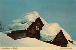 Casa encuadernada en nieve cubierta de nieve profunda en Alaska, postal festoneada vintage - Imagen 1 de 2