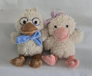2 MTY International Plüsch Enten, Junge mit Brille und Fliege + Mädchen mit Lavendelschleife - Bild 1 von 13