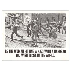 Antifaschistische Postkarte einer Frau, die N#&$ mit Handtasche schlägt - Danuta Danielsson - Bild 1 von 2