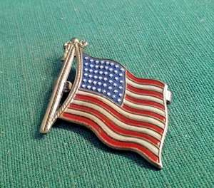 Vintage WW-II 2 Era AMERICAN FLAG Patriotic Brooch Pin Aluminum Metal & Enameled - Picture 1 of 3