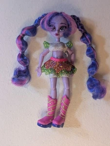 MGA Dream Ella Muñeca Mágica 2023 Pelo Púrpura Rosa Botas - Conjunto Falda Brillo - Imagen 1 de 2