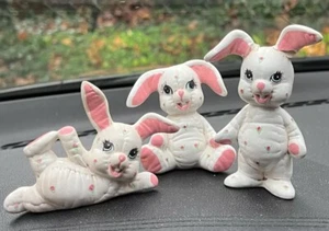 Vintage Konvolut drei liegende sitzend und stehend weiß rosa Hasen Figuren - Bild 1 von 19