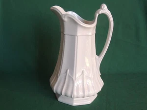 EXC Antiguo SYDENHAM 12" Blanco Ironstone Gótico Jarra T&R Bota Staffordshire - Imagen 1 de 11