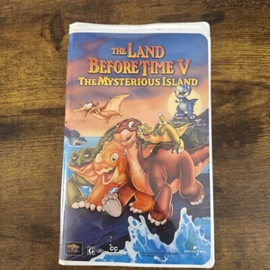 The Land Before Time V: The Mysterious Island (VHS, 1997, Clamshell) - Foto 1 di 4