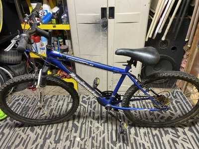 Bicicleta de montaña Roadmaster azul y blanco ruedas de 26 pulgadas 6 velocidades Foto 1 de 2