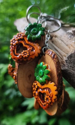 Llavero rústico hecho a mano - Dije de corazón y flor de madera tallada | Idea de regalo única Foto 1 de 4