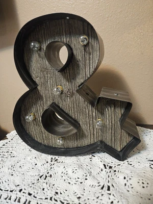 Carpa Iluminada Metal Ampersand Símbolo Decoración. 10 pulgadas de alto. Funciona. Foto 1 de 4