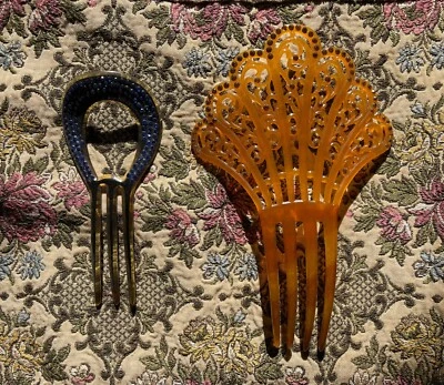 Antiguo conjunto de dos peines para el cabello de damas de 1920 con adornos de diamantes de imitación Foto 1 de 4