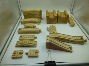 LOT OF 30 USED THOMAS THE TRAIN & FRIENDS WOODEN TRACKS / CURVES AND MORE - Picture 1 of 6