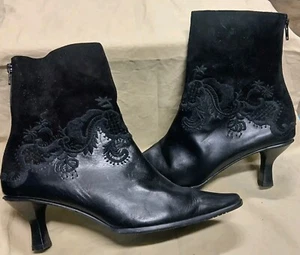 Vaneli Embroidered Black Leather & Suede Pointed Toe Ankle Boots Women's Sz 9.5 - Picture 1 of 8