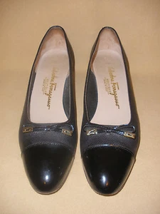Schwarze Giustina Absatzschuhe mit Lackkappe von Salvatore Ferragamo im Karton - 8 1/2 A - Bild 1 von 10