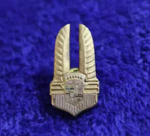 Cadillac Crest Hat Pin Lapel Pin Emblem Accessory Badge GM Escalade Seville - Picture 1 of 4