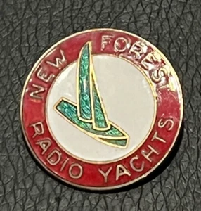 NEW FOREST RADIO YACHTS Pin Badge - Picture 1 of 2