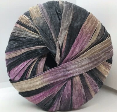 Memento - Hilo de cinta Berlini #134 ciruela negra 50 gr 88y 3/8" de ancho negro tostado púrpura Foto 1 de 4