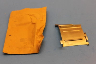 НОВЫЙ ИЗ СТАРЫХ ЗАПАСОВ YAMAHA XJ650/700/750/900 XS650 1980-86 КРЫШКА МАСЛЯНОГО НАСОСА #4H7-15412-01-00  - Изображение 1 из 4