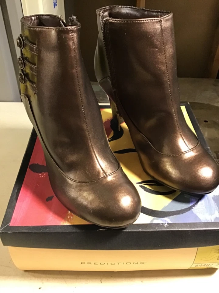 Predictions 女式棕色皮革踝靴跟 2.5 英寸女式 8 码青铜 Tripp — 第 1/4 张图片